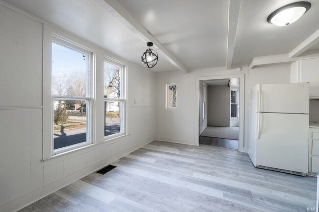 Building Photo - 3 bedroom available for immediate move i!