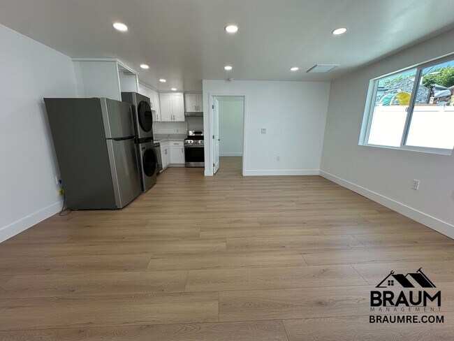 Building Photo - 1111 S Crest Dr