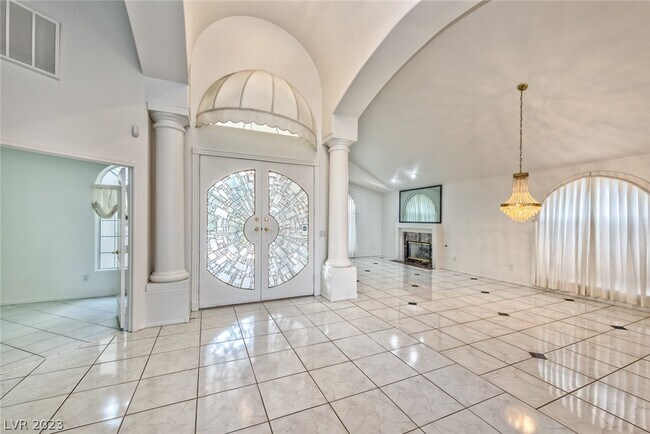 Primary Photo - 2740 N Lakecrest Dr