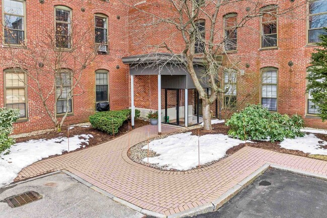 Building Photo - 156 Front, 209