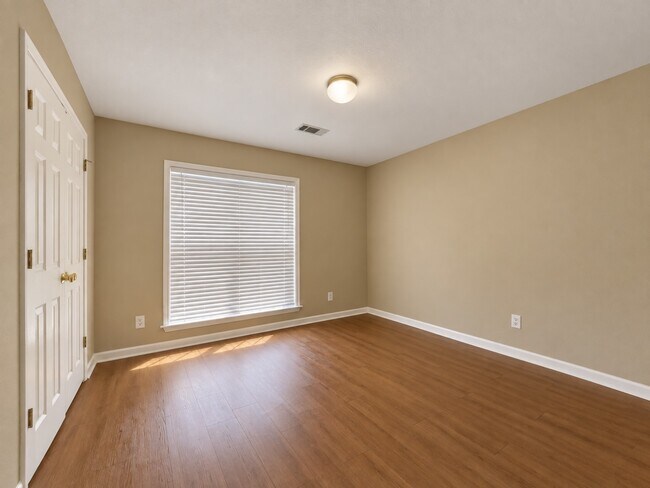 Building Photo - 6107 Blackstone Dr