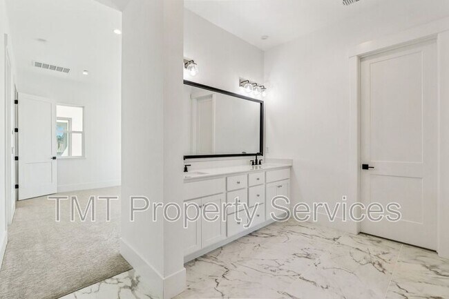 Building Photo - 1007 Bridger Dr