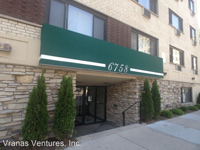 Building Photo - 6758 N Sheridan Rd