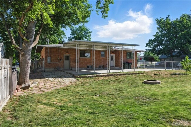 Building Photo - 303 W Pine Ave