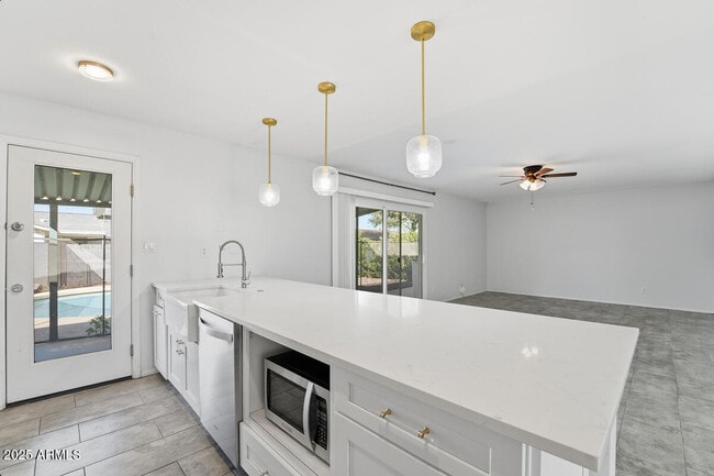 Building Photo - 1644 E Broadmor Dr