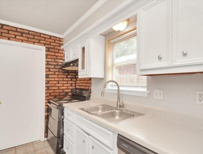 Building Photo - 4803 Beechaven St