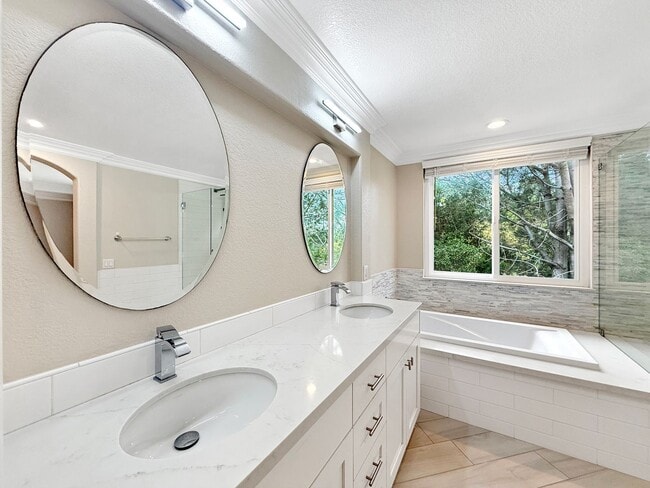 Building Photo - Great 3B/2.5BA House in Gated Community in...
