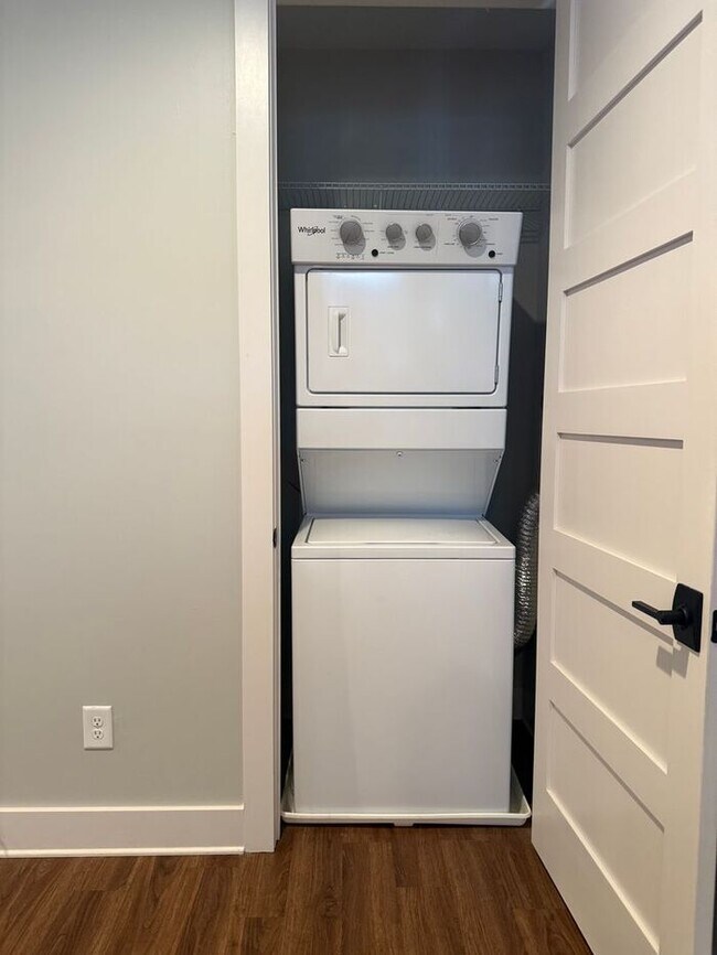 Building Photo - Modern 2 Bedroom Condo in the Heart of Melrose