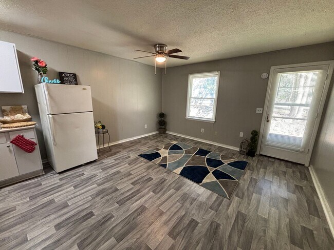 Building Photo - 390 N King St