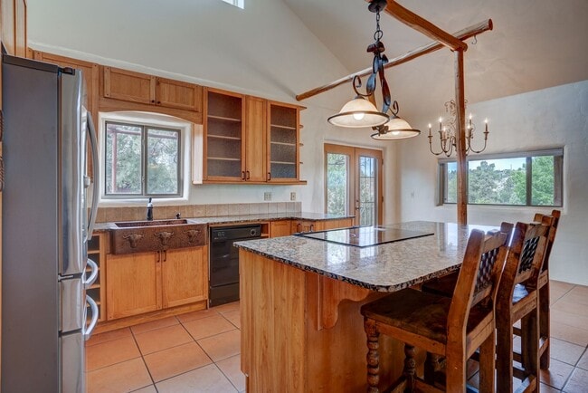 Building Photo - 2 Bedroom plus Office in Main House & Stud...