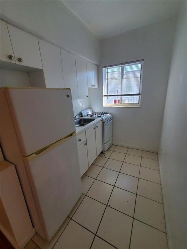 Building Photo - 965-975 Biarritz Drive
