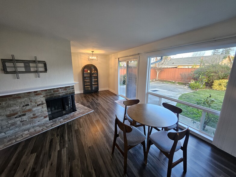 Living room - 686 Coakley Dr