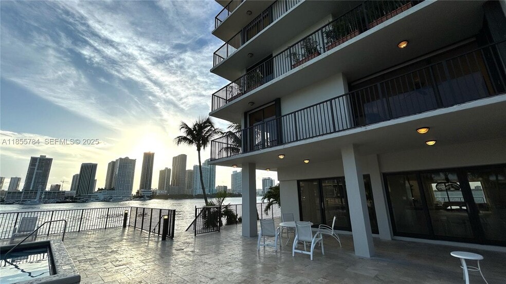 Building Photo - 801 N Venetian Dr