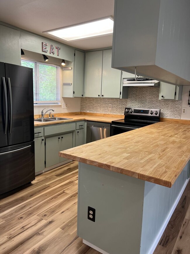 Building Photo - Three Bedroom Pioneer Home