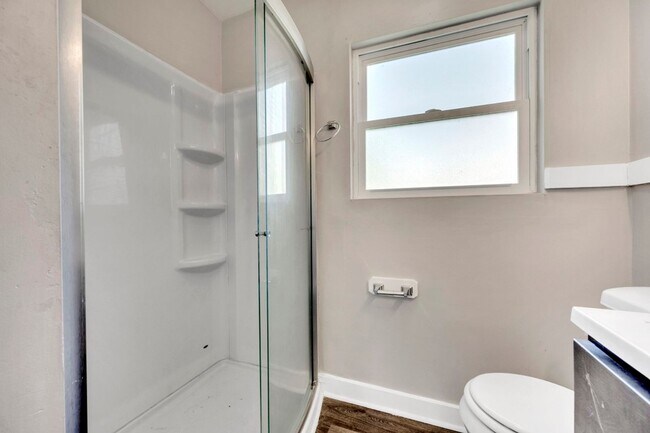 Building Photo - Adorable 1 bed 1 bath - Central air/heat, updated