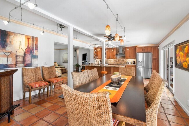 Building Photo - 2330 NE 48th St