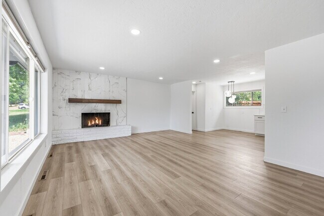 Building Photo - $2,595.95 - 3 Bed/2 Bath Home in Colorado Springs with Large backyard.