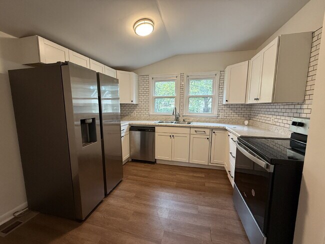 Building Photo - 1/2 off one month with18 monthlease.  "Cozy 3-Bedroom Home with 2 Baths in Huntsville's Heart - 1...