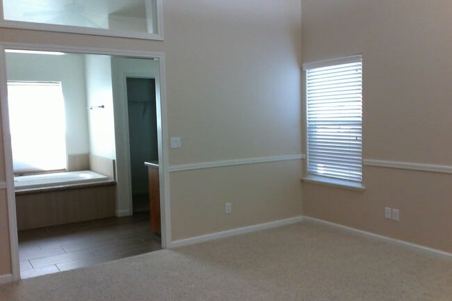 Building Photo - Beautiful Northeast 4 Bedroom 2.5 Bath home