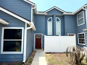 Building Photo - Beautiful 3 Bed, 2.5 Bath