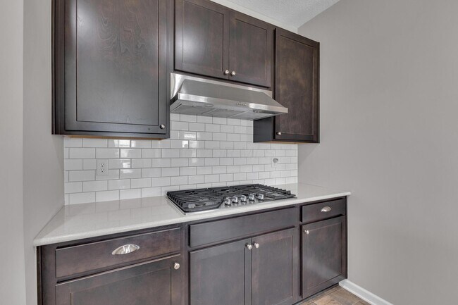 Building Photo - 2390 Glenvale Dr
