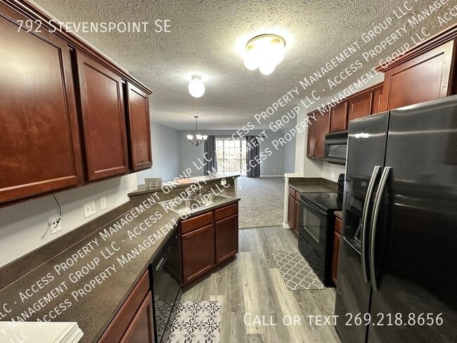 Building Photo - 792 Stevenspoint