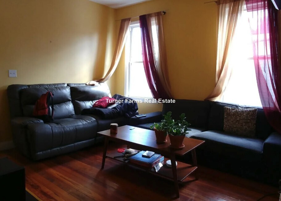 Building Photo - 84 Line St