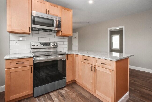 Building Photo - 27 Oak St