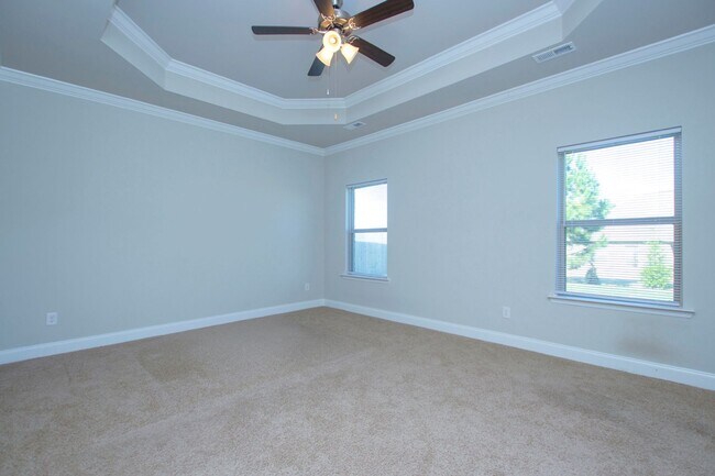 Building Photo - Move in special