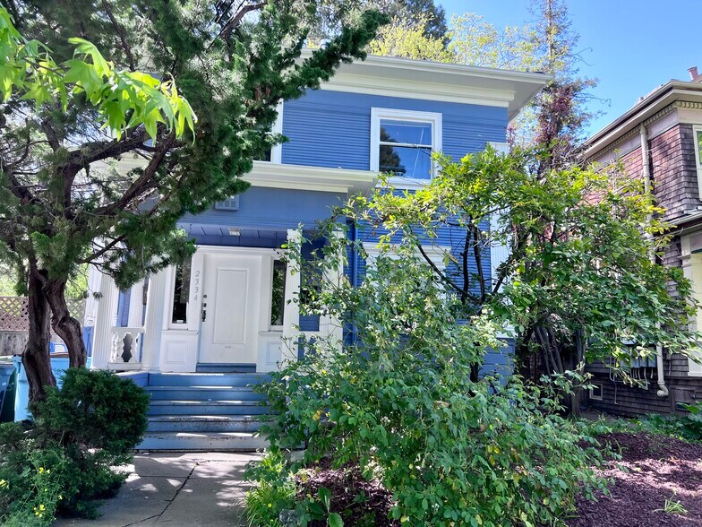 Primary Photo - 2334 Carleton St