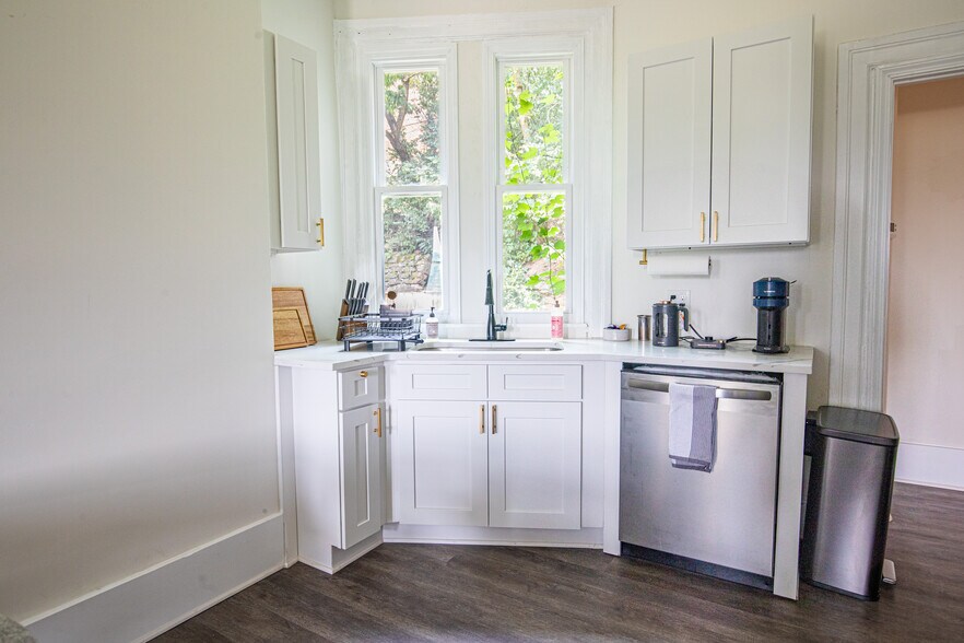 Building Photo - 2325 5th Ave