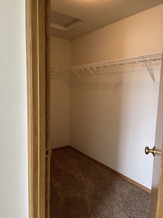 Building Photo - Large 3 bedroom, 2.5 bath, 1 car garage, fenced back yard townhome recently remodeled