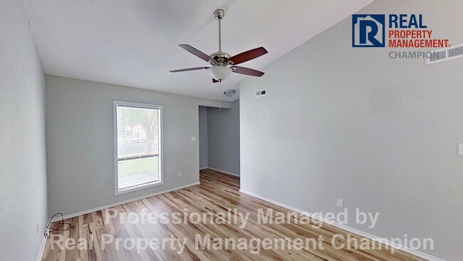 Building Photo - Adorable 2 BD/1 BA Duplex with Covered Back Patio