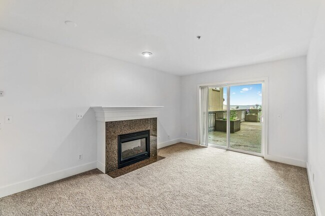 Building Photo - Uptown 2 bedroom 1 bath with garage parkin...