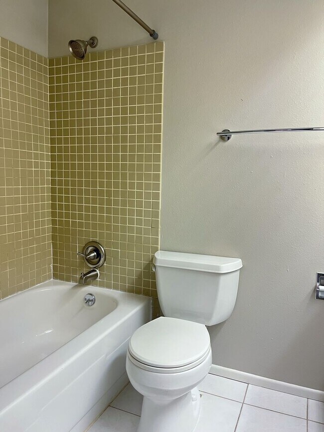 Building Photo - 444 N Clay Ave