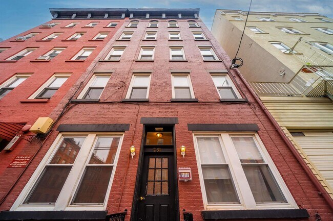 Primary Photo - 231 Grand St