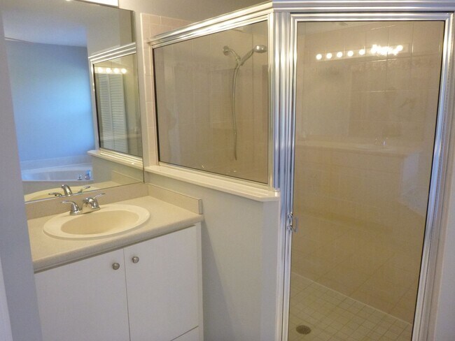 Building Photo - Very Nice Large 4/3/2 Home in Paar Estates