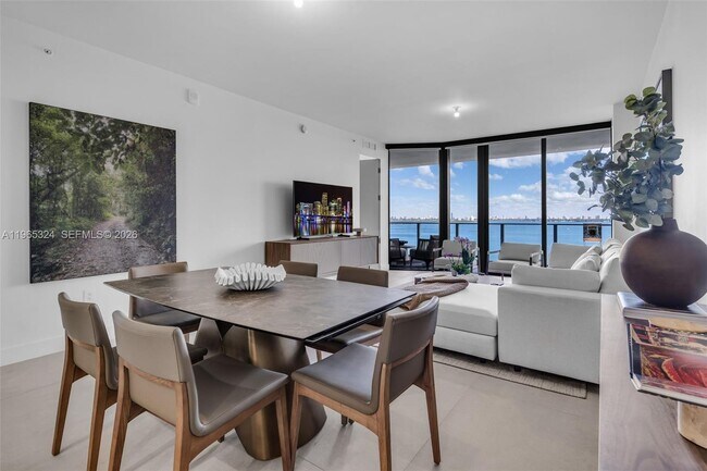 Building Photo - 700 NE 24th St