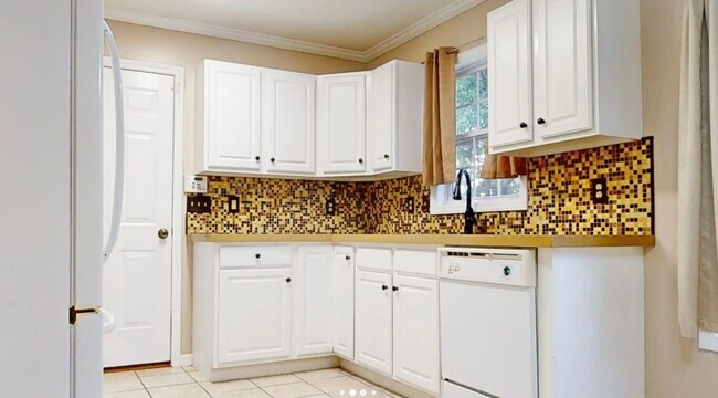 Building Photo - 10 Valley View Ct