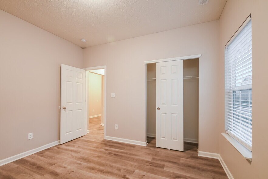 Building Photo - 2255 Silver Spoon Dr