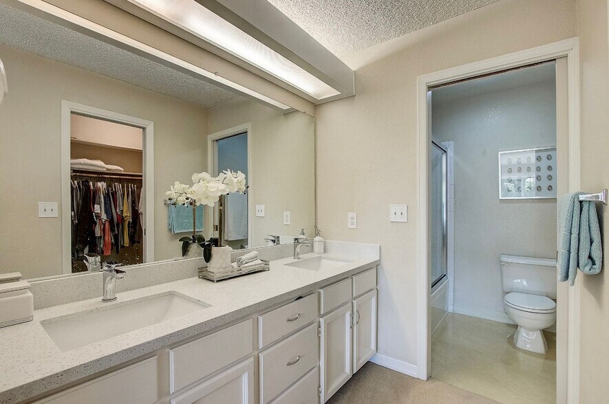 Building Photo - 1303 Victoria Ter