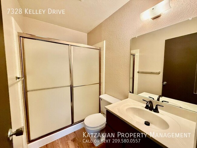 Building Photo - 2 bedroom unit with updated kitchen, insid...