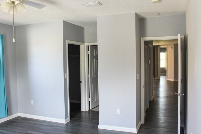 Building Photo - Resort Style Living