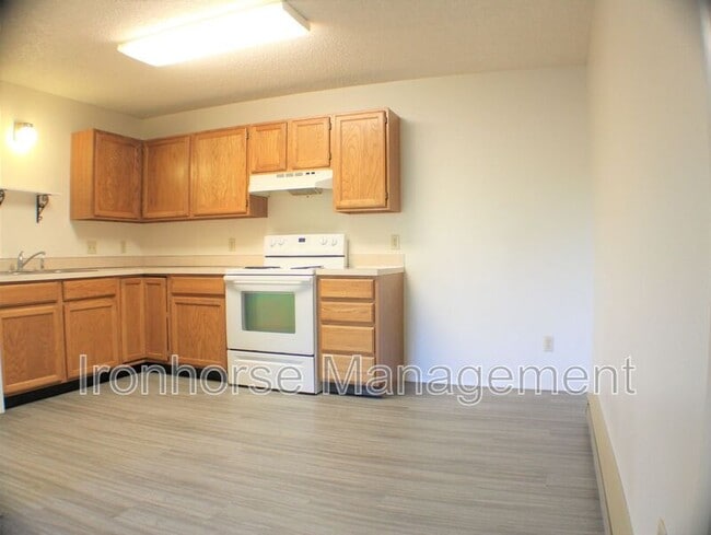 Building Photo - 809 W Villard St