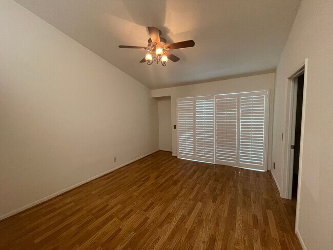 Building Photo - Bright and Spacious End-Unit Townhome in t...
