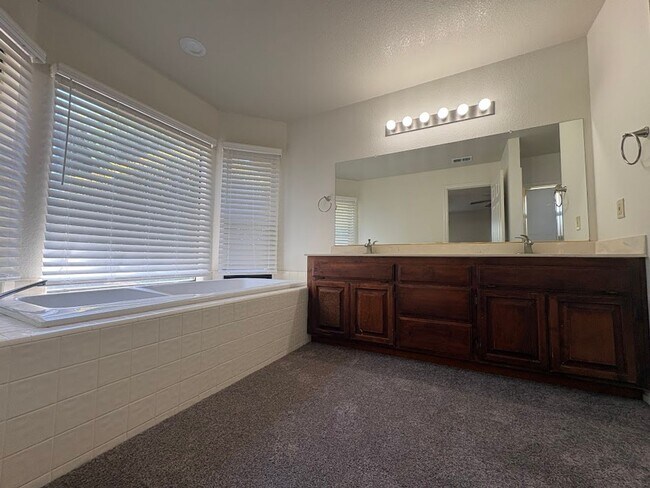 Building Photo - Spacious 4 Bedroom Home in Quiet Galt Neighborhood