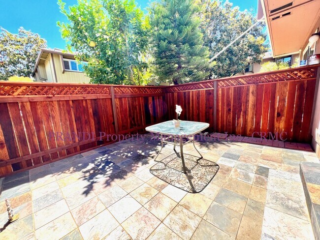 Building Photo - Delightful End Unit Townhome with Washer/D...