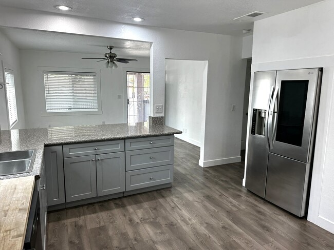 Building Photo - 1532 N Calaveras St