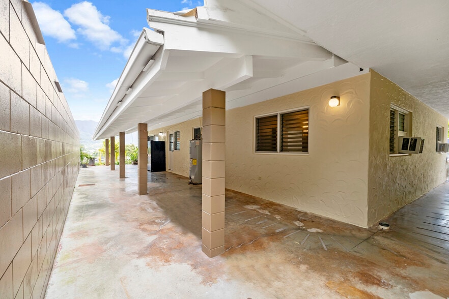 Walkway on side of house leading to additional unit and carport. - 45-162 Neepapa Pl