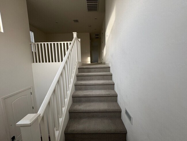 Building Photo - Modern 3-Bedroom + Loft + Den in Gated Pho...